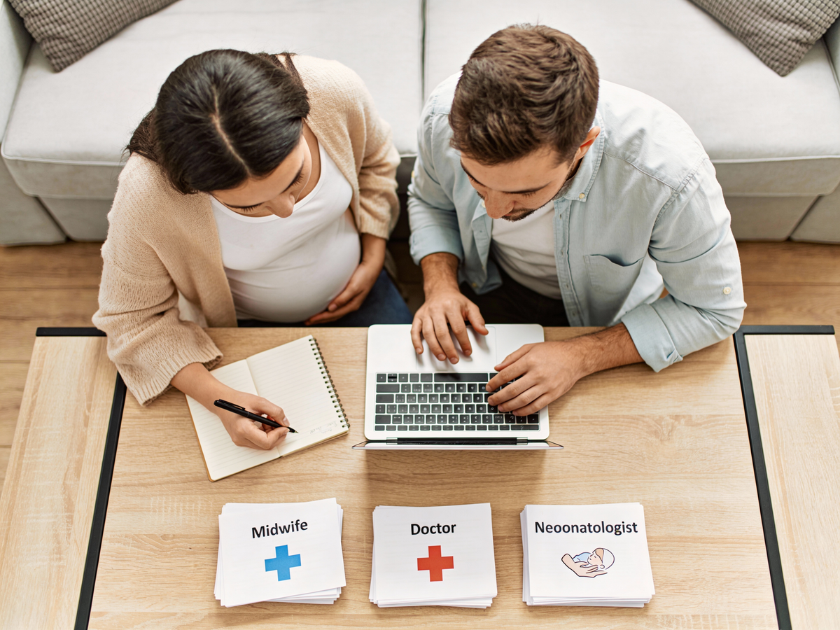 Para wspólnie przygotowująca plan porodu krok po kroku przy komputerze